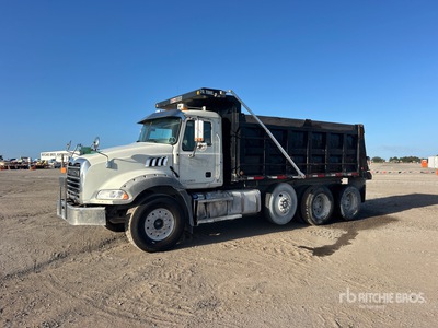 2017 Mack GU813 8x4 Camion à benne basculante Tridem