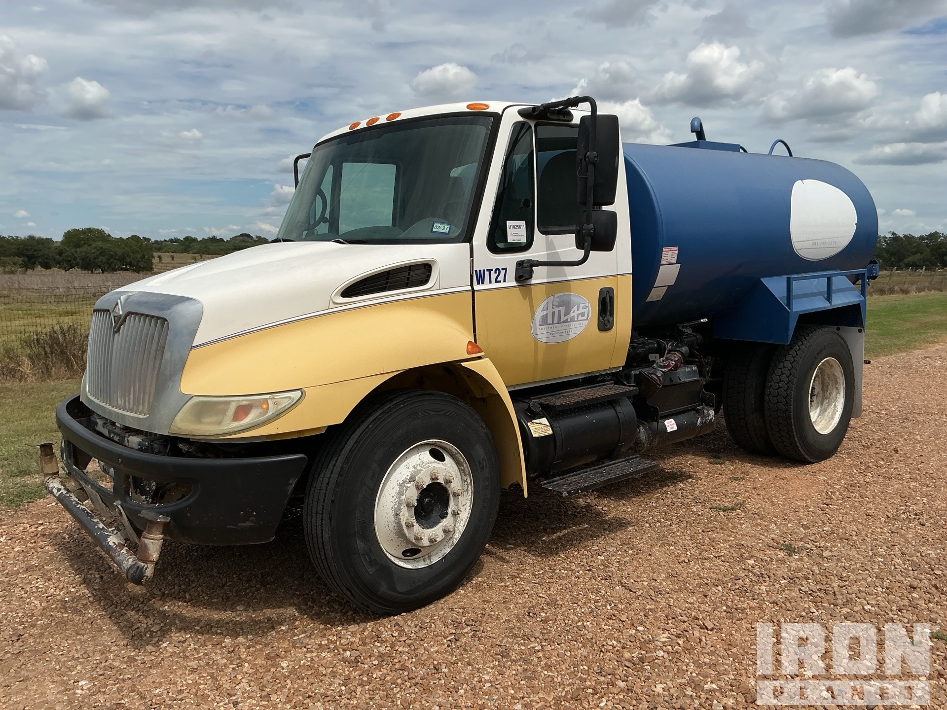 2004 International 4300 2000 gal 4x2 Water Truck