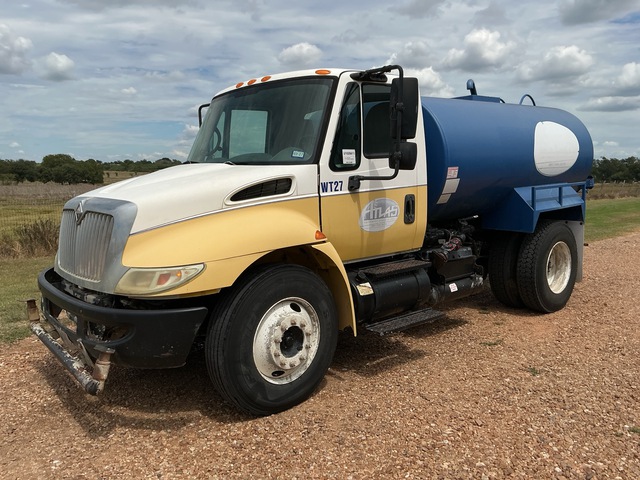 2004 International 4300 2000 gal 4x2 Water Truck