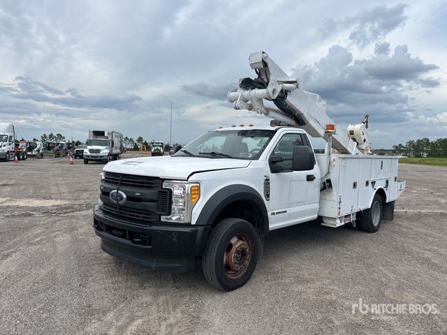 2017 Altec AT41M 40 ft on 2017 Ford F-550 4x4 Bucket Truck