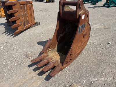 Hensley 24 in Digging Excavator Bucket - Fits Komatsu PC200