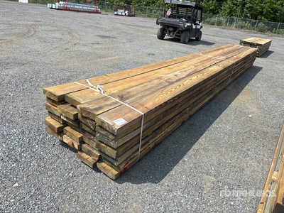 Quantity of (28) 3 in x 10 in x 24 ft Surplus Pressure Treated Bois de construction