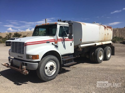 2001 International 4900 4000 gal 6x4 4900 Water Truck