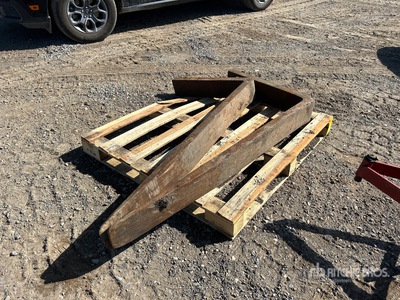 Quantity of (2) 58 in Fork Tines Divers - Acccesoires de construction