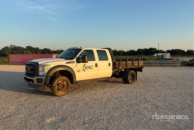 2014 Ford F-550 4x4 Crew Cab Ciężarówka z płaską platformą