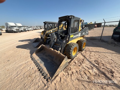 2021 John Deere 324G Minicargadora