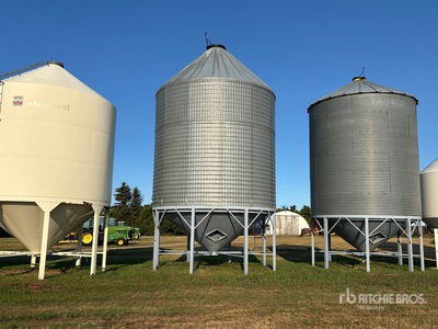 Behlen +/- 3000 bu Hopper Grain Bin