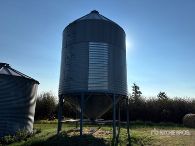 Behlen +/- 2500 bu Hopper Grain Bin