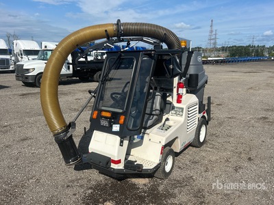 2013 Tennant Ride-On Litter Vacuum Floor Sweeper Ride-On Barredora