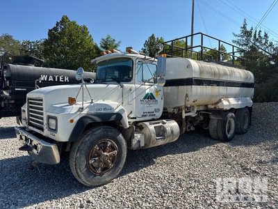 1995 Mack RD688S 6x4 Camion à eau