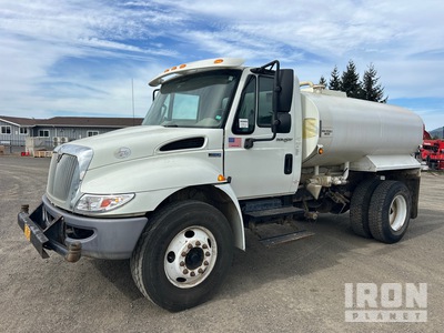 2013 International 4400 4x2 Camion cisterna de agua