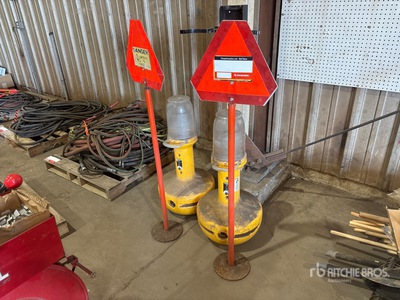 Quantity of (2) Panneaux de signalisation