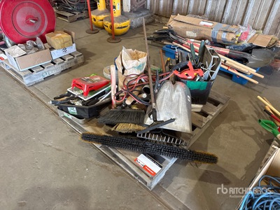 Quantity of Brooms, Shovels, Foam Rollers, Hammer, Miscellaneous Shop Items Varios, tienda, almacen, consumidor