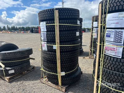 Quantity of (8) 11R22.5 Snow Traction Retread Opony (Unused)