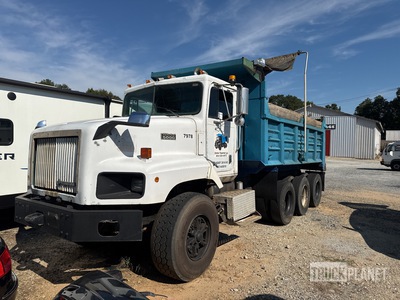 1997 International Paystar 5000 8x4 Autocarro ribaltabile 3 assi (Inoperable)