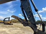 Hydraulics with Thumb Cylinder