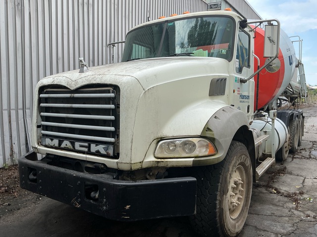 2014 Mack GU813 8x4 Mixer Truck (Inoperable) 2014 Mack GU813 8x4 Mixer Truck (Inoperable)