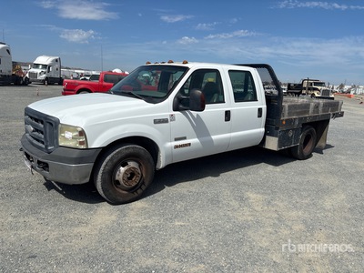 2006 Ford F-350 XL 4x2 Crew Cab Camion à Plateau