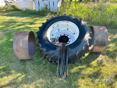 Quantity of (2) Firestone 16.9-28 Pneus - Fits Massey Ferguson 9220