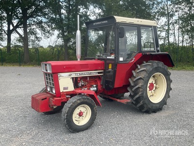 1985 International 743 جرار ثنائي الدفع