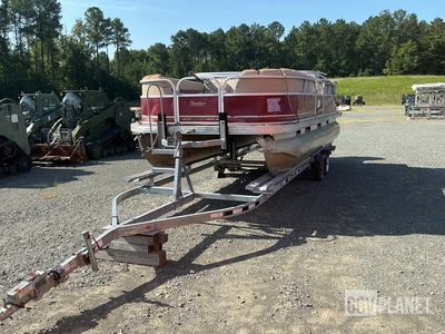 Sun Tracker Pontoon Boat w/2019 Venture Trailers Trailer