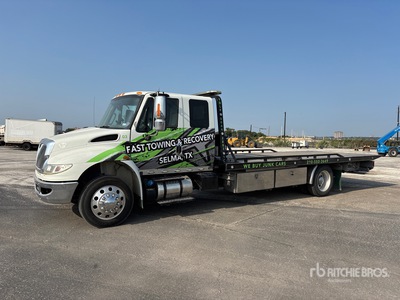 2019 International 4300 SBA 4x2 Extended Cab Ciężarówka z systemem Rollback