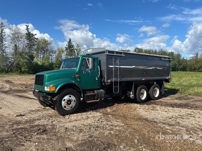 1996 International 4900 6x4 Camion à grains