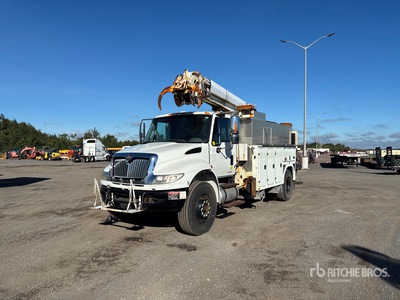 Altec on 2010 International DuraStar 4400 4x2 Camion excavadora