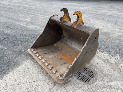 Brandt 60 in Q/C Excavator Bucket - Fits John Deere 210G