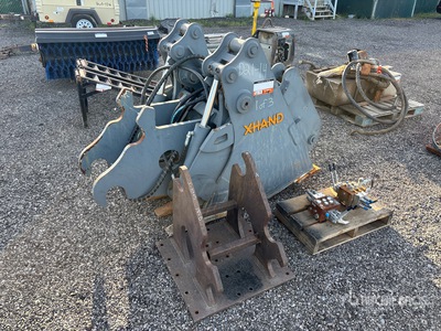 XHAND 44 in Hydraulic Tilting Excavator Bucket - Fits 200 Series