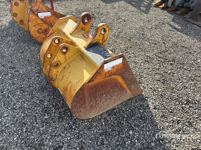 35 in Cleanup Backhoe Rear Bucket - Fits Case