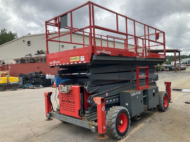 2018 Skyjack SJ9250 RT Gasoline 4x4 Scissor Lift