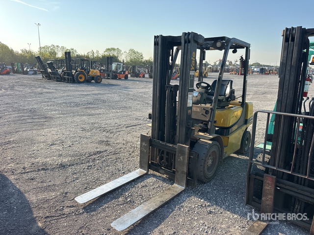 Yale GLP060MXNEAE087 5700 lb Pneumatic Tire Forklift