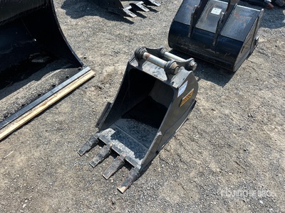 Diesel Equipment 50CL 18 in HD Tooth Excavator Bucket - Fits 45 mm