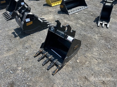 Diesel Equipment 50CL 24 in HD Tooth Excavator Bucket - Fits 45 mm