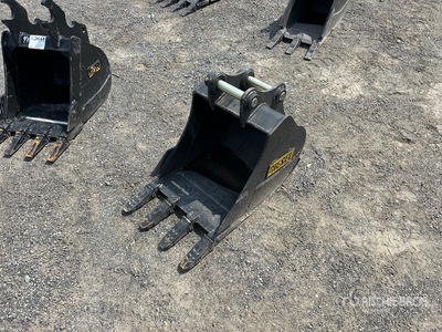 Diesel Equipment 18 in HD Tooth Excavator Bucket - Fits Kubota K7875 Coupler