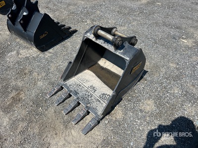 Diesel Equipment 24 in HD Tooth Excavator Bucket - Fits Kubota K7875 Coupler