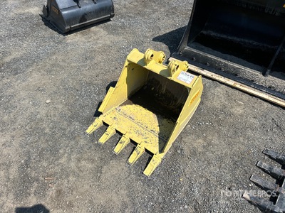 Diesel Equipment VIO35 24 in Heavy Duty Dig Tooth Excavator Bucket - Fits 38 mm