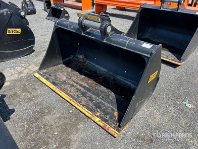 Diesel Equipment 200CL 72 in Ditch Excavator Bucket - Fits Cat B Linkage