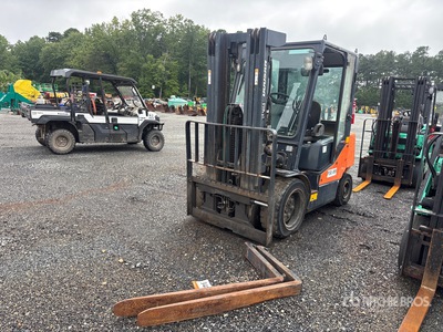 Doosan G35C-5 6750 lb Pneumatic Tire Montacargas