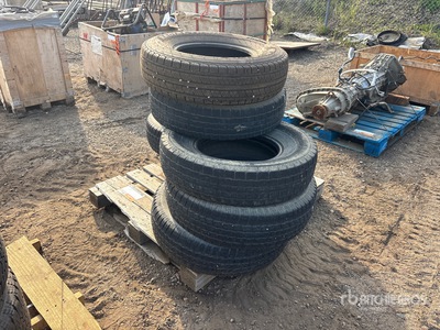 Quantity of (8) 235/80R16 Opony