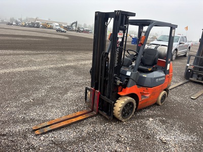 2002 Toyota 7FGCU25 4500 lb Pneumatic Tire Forklift