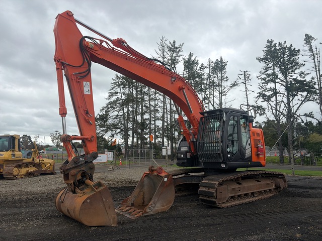 2016 Hitachi ZX225USLC-5B Tracked Excavator 2016 Hitachi ZX225USLC-5B Tracked Excavator