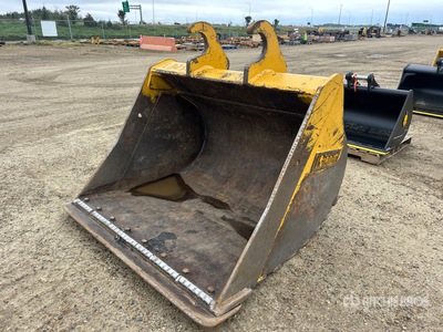 Brandt 68 in Q/C Cleanup Excavator Bucket - Fits John Deere 250G