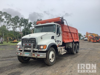 2002 Mack CV713 Autocarro ribaltabile 2 assi
