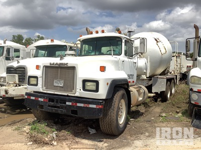 1999 Mack RD690S Mixer Truck