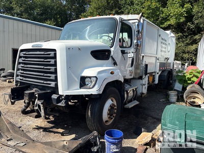 2012 Freightliner 108SD 4x2 Side Loader شاحنة جمع النفايات
