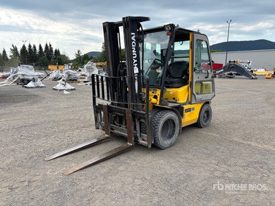 2010 Hyundai 33D-7E 6390 lb Pneumatic Tire Forklift