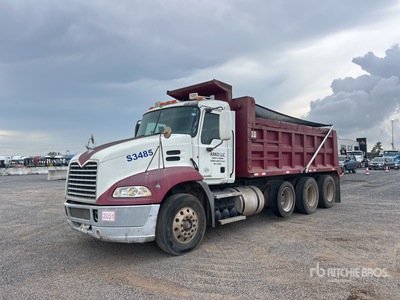 2011 Mack CXU613 8x4 を見 Dump Truck