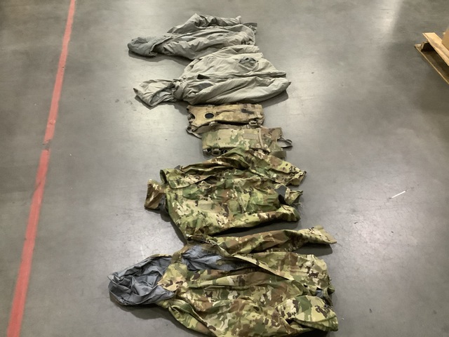 (18) Hydration Carriers, (11) Stuff Sacks, (2) Parkas & Assorted Items (18) Hydration Carriers, (11) Stuff Sacks, (2) Parkas & Assorted Items
